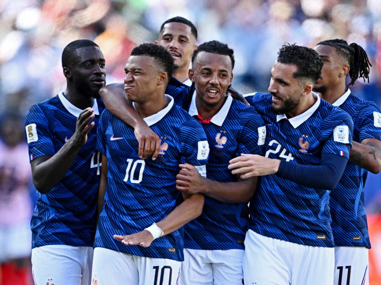 Siêu sao Kylian Mbappe đã sớm nóng máy với cú đúp bàn thắng ngay ngày ra quân
