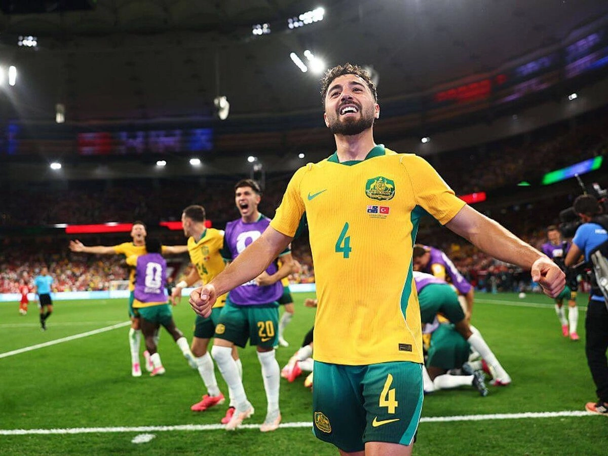 Socceroos chỉ cần giành kết quả hòa là chính thức ghi tên mình vào vòng knock-out.