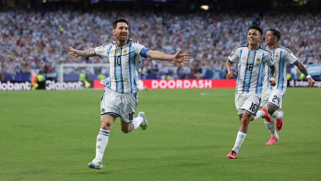 Siêu sao Lionel Messi mở màn rực rỡ với một cú hat-trick 