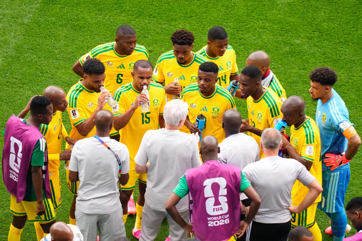 Bafana Bafana gặp khó khi mất hai cầu thủ trụ cột vì thẻ đỏ